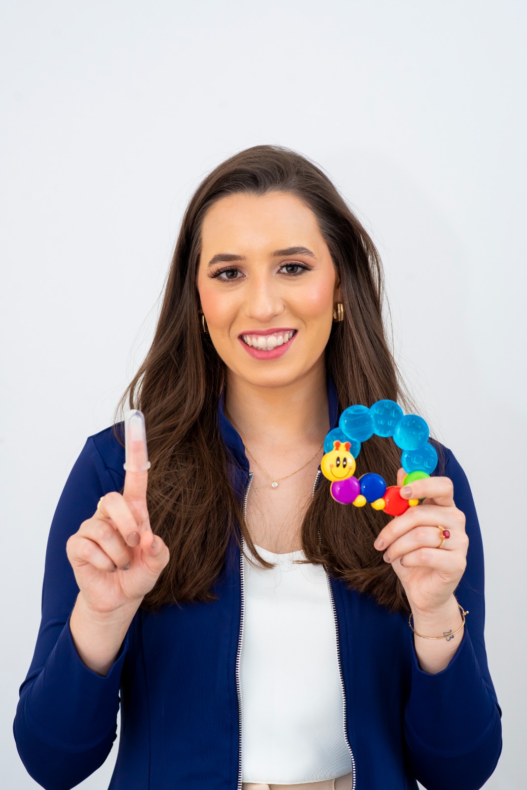 Dra. Nathalia Salviano em ambiente clínico acolhedor